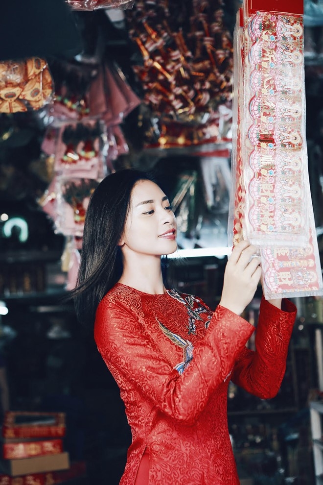 Ngo Thanh Van diu dang voi ao dai do don Tet hinh anh 6