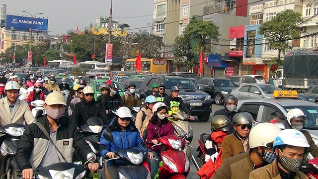Người điều kiển xe máy và ô tô bị giam trên đường Giải Phóng
