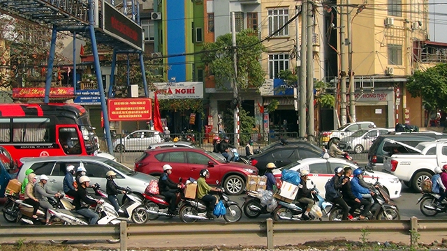  ​Người dân chật vật tìm đường về quê ăn Tết trong chiều 28 Tết. 