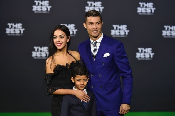 Ronaldo phai ve nha bang xe cuu thuong hinh anh 1
