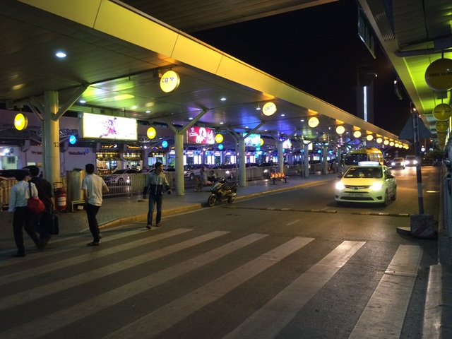 Khu vực đưa/đón khách trước ga quốc nội thưa thớt phương tiện