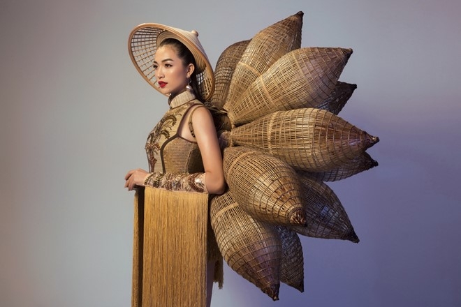 Trang phuc truyen thong la mat Le Hang mac o Miss Universe hinh anh 2