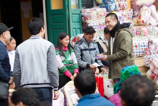 Tuấn Hưng trao quà Tết cho người dân vùng cao