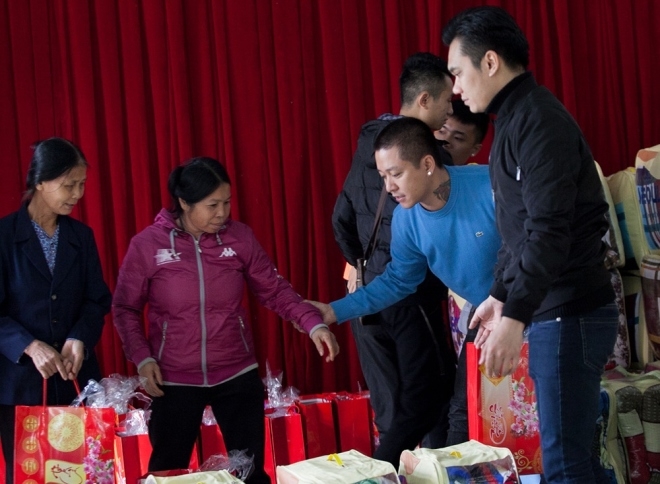 Tuấn Hưng trao quà Tết cho người dân vùng cao
