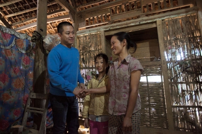 Tuấn Hưng trao quà Tết cho người dân vùng cao