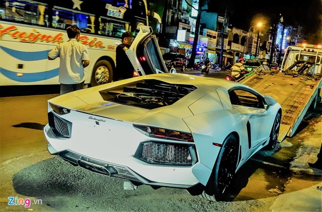 Dem sieu xe Lamborghini tu Da Nang vao Sai Gon do choi Tet hinh anh 3