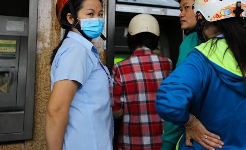 Nhiều công ty trả lương muộn, nhiều người quê miền Tây phải nán lại chờ nhận lương, rút tiền để mua sắm chút ít rồi mới về quê khiến các cây ATM đông hơn bình thường.