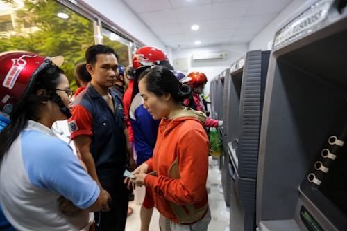 Chị Thúy (quê Trà Vinh) chờ hơn 30 để rút tiền tại trụ ATM.