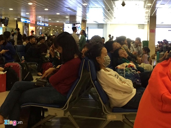 Va vat o san bay Tan Son Nhat tu 4h sang 29 Tet hinh anh 4