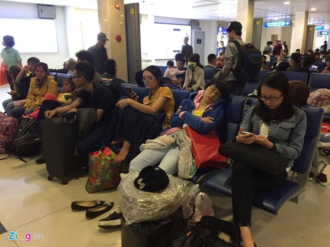 Va vat o san bay Tan Son Nhat tu 4h sang 29 Tet hinh anh 7