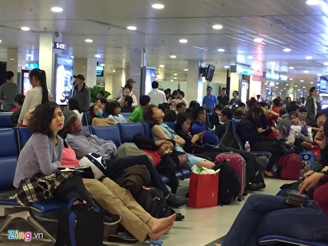 Va vat o san bay Tan Son Nhat tu 4h sang 29 Tet hinh anh 8