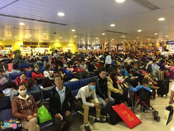 Va vat o san bay Tan Son Nhat tu 4h sang 29 Tet hinh anh 9