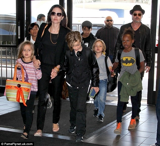 Angelina va Brad Pitt ly than hon 1 nam truoc khi ly hon hinh anh 1