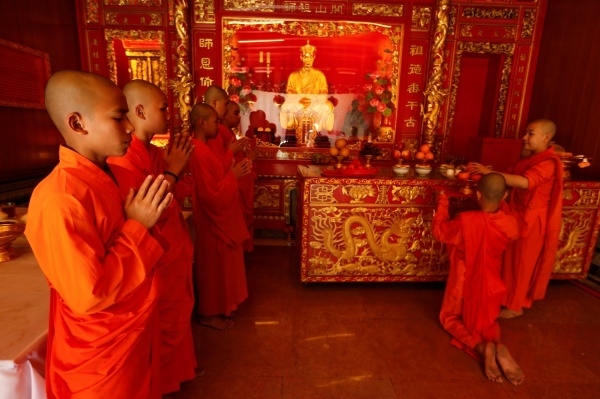Các nhà sư Thái Lan trong chùa tại Bangkok Buddhist monks pray inside a temple during the Lunar New Year eve celebration in Chinatown Bangkok, Thailand January 27 2017. REUTERS/Jorge Silva