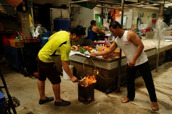 Những người đàn ông Thái Lan hoá vàng trong chợ. Ảnh: Reuters
