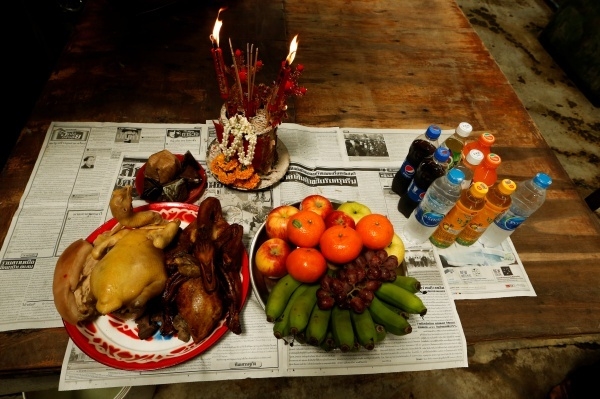 Đồ cúng tại chợ. Ảnh: Reuters