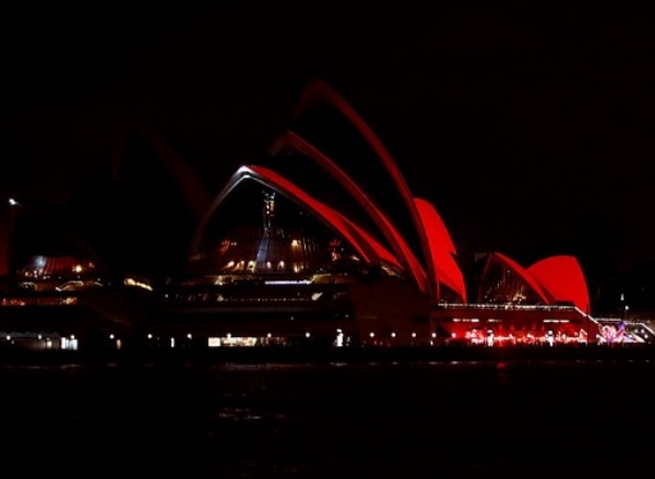 Nhà hát Opera tại Sydney được chiếu sáng màu đỏ