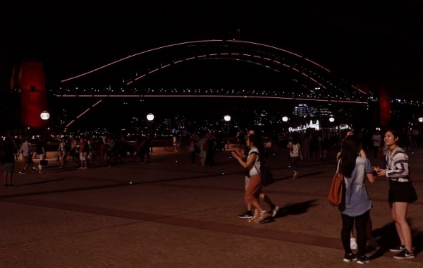 Cầu Cảng Sydney cũng được chiếu sáng màu đỏ. Ảnh: AFP