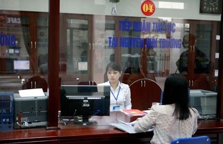 ha noi bo quy dinh cong chuc su dung nuoc hoa phu hop hinh anh 1