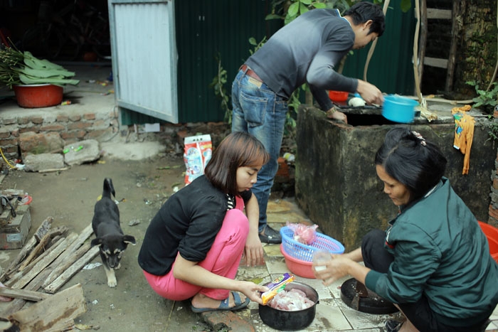 ngay cuoi nam tai nha nguoi phu nu mot minh nuoi 14 dua con o hn - 1