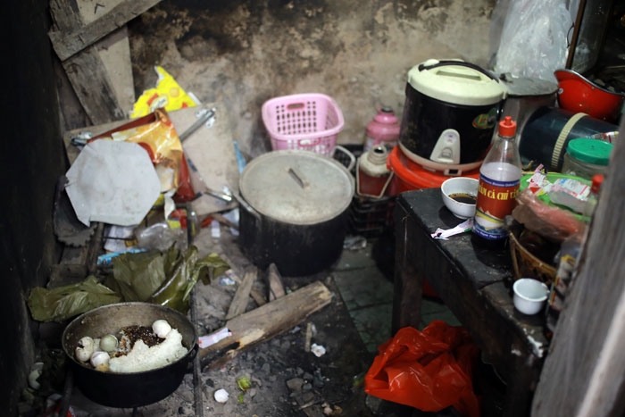 ngay cuoi nam tai nha nguoi phu nu mot minh nuoi 14 dua con o hn - 2