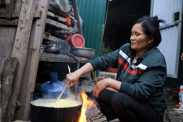 ngay cuoi nam tai nha nguoi phu nu mot minh nuoi 14 dua con o hn - 3