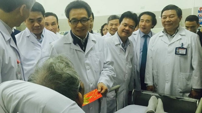 Phó thủ tướng Vũ Đức Đam thăm và tặng quà bệnh nhân nặng tại Bệnh viện Bạch Mai chiều 30 tết Đinh Dậu /// Ảnh Liên Châu 
