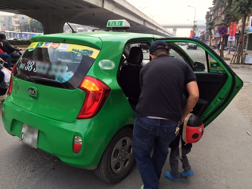taxi-truyen-thong-va-uber-grab-dua-che-khach-ngay-tet
