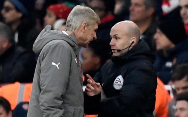 Arsene Wenger bi cam chi dao tran dai chien voi Chelsea hinh anh 1
