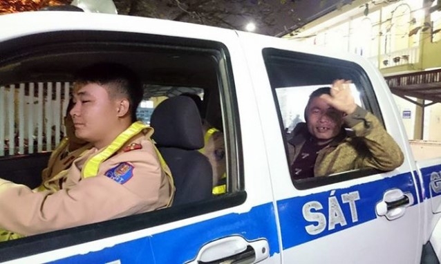 CSGT lai xe chuyen dung dua nguoi dan ve que don giao thua hinh anh 1