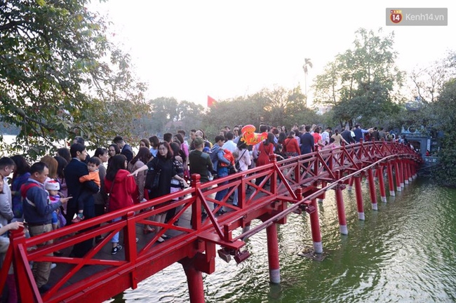 Biển người đổ về hồ Gươm trong chiều đầu tiên năm mới - Ảnh 12.