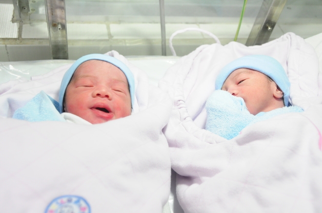 Nét đáng yêu cặp song sinh lúc 0h giao thừa xuân Đinh Dậu