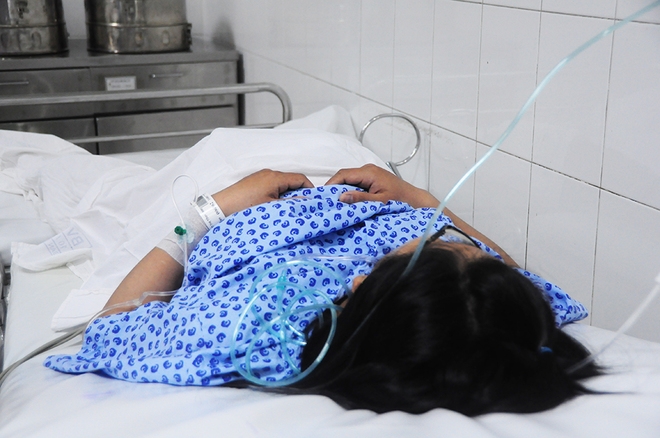 Nét đáng yêu cặp song sinh lúc 0h giao thừa xuân Đinh Dậu