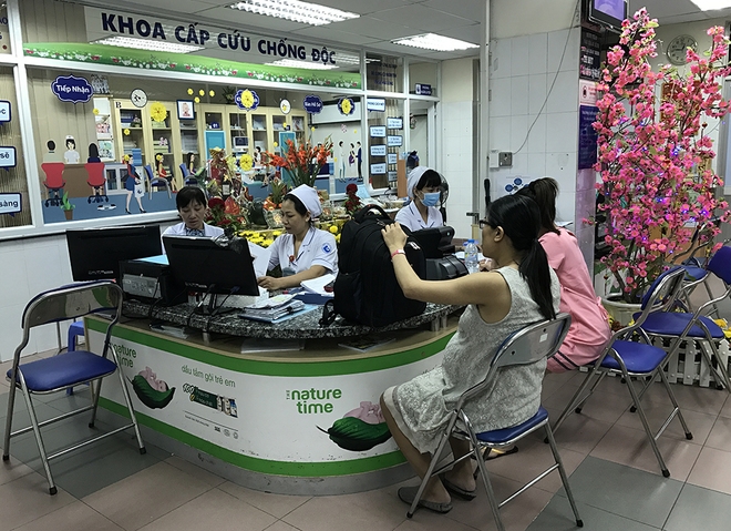 Nét đáng yêu cặp song sinh lúc 0h giao thừa xuân Đinh Dậu