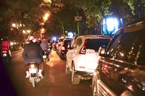 Nhiều cung đường ở Thủ đô ùn tắc ngày mùng Một Tết ảnh 3