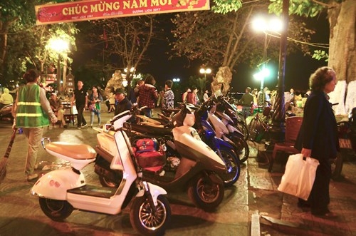 Nhiều cung đường ở Thủ đô ùn tắc ngày mùng Một Tết ảnh 4