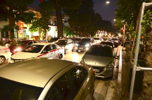 Nhiều cung đường ở Thủ đô ùn tắc ngày mùng Một Tết ảnh 11