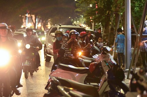 Nhiều cung đường ở Thủ đô ùn tắc ngày mùng Một Tết ảnh 14