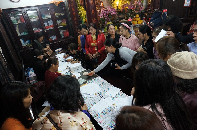 Để tránh việc quá tải, chùa Phúc Khánh bố trí nhiều bàn đăng ký, phục vụ người dân làm lễ cả ở bên trong lẫn phía bên ngoài Chùa. Tuy nhiên, đoàn người vẫn phải xếp hàng dài mới đến lượt.