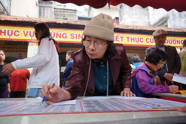  Người phụ nữ đứng tuổi cẩn thận tính toán các sao xấu theo bảng hướng dẫn.  Sao chiếu mệnh và dâng sao giải hạn là quan niệm tâm linh riêng của khá nhiều người, không có trong phong tục Việt Nam và không chính thức tồn tại trong các nghi lễ của đạo Phật. Tuy nhiên, dâng sao giải hạn vẫn được nhiều người Việt thực hiện và coi như là biện pháp tâm linh để cầu mong những điều may mắn đến với bản thân, gia đình, cộng đồng, tránh những vận hạn không tốt. 