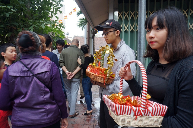  Các bạn trẻ tranh thủ bán muối cầu may trong dịp đầu năm mới ở chùa Phúc Khánh. 