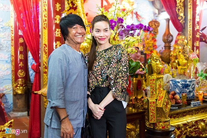 Ho Ngoc Ha dua Subeo vieng den tho cua Hoai Linh mung 2 Tet hinh anh 4