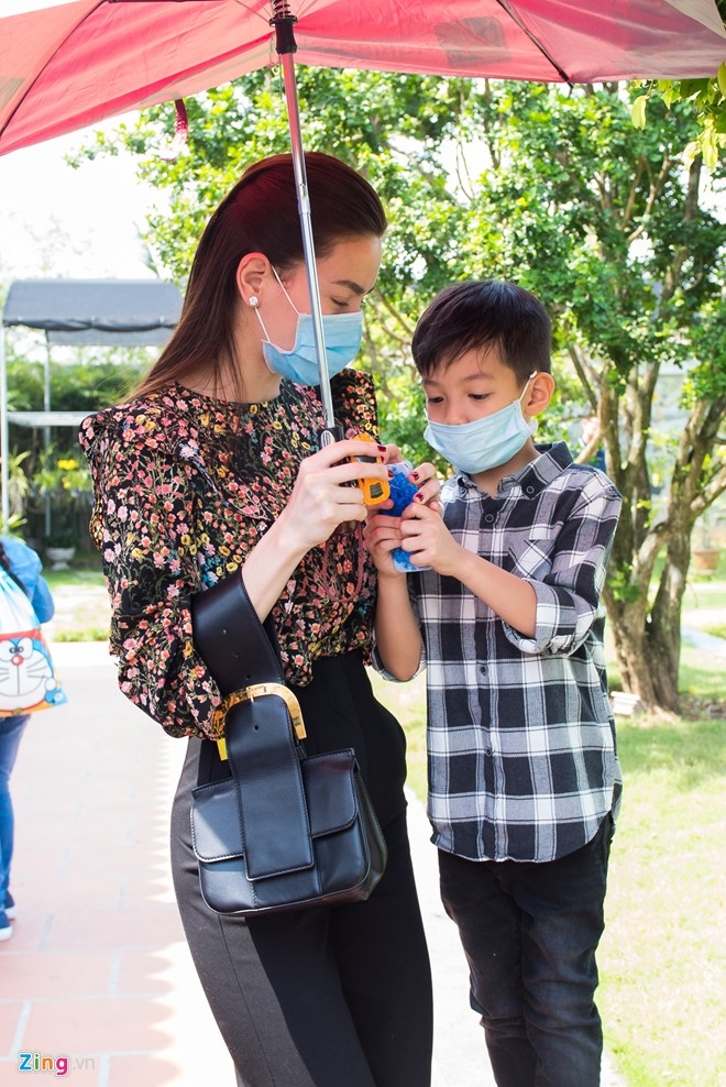 Ho Ngoc Ha dua Subeo vieng den tho cua Hoai Linh mung 2 Tet hinh anh 8