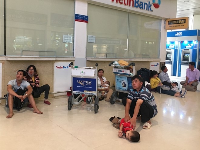 Trai chieu nam cho chuyen bay o Tan Son Nhat hinh anh 2