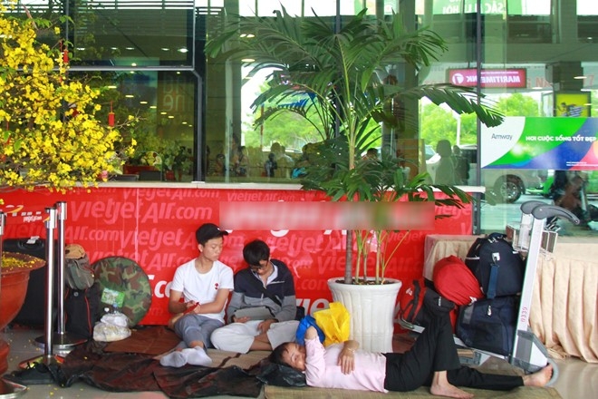 Trai chieu nam cho chuyen bay o Tan Son Nhat hinh anh 3