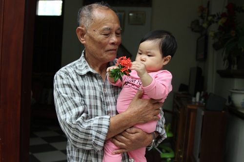 cai tet dau tien cua be gai ra doi nho mang thai ho hinh anh 3
