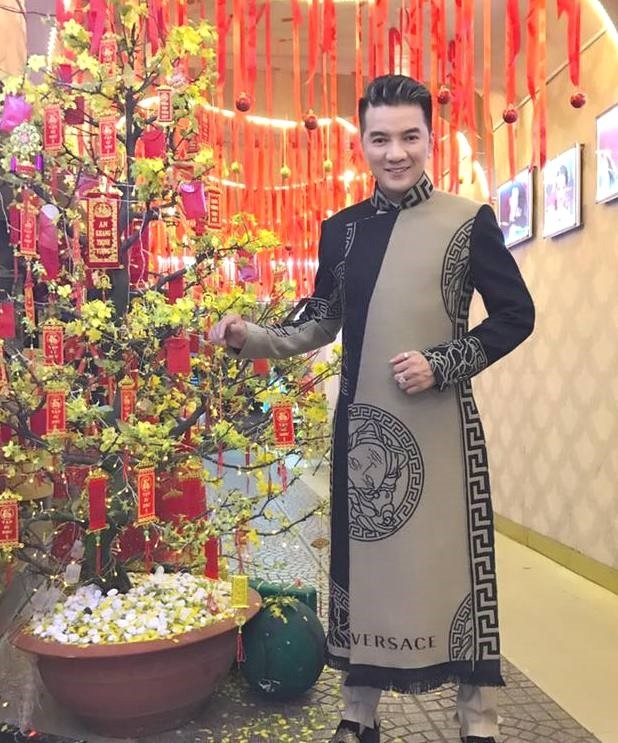 Dam Vinh Hung so nhin canh gia dinh xum vay ngay Tet hinh anh 2
