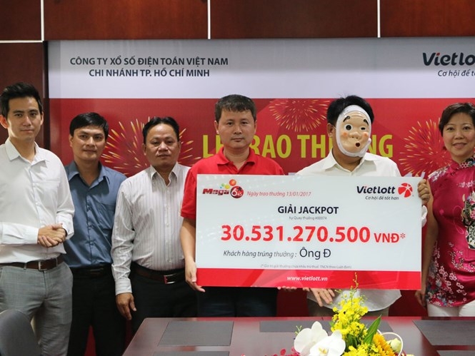 Việc người trúng giải che mặt khi nhận thưởng khiến dư luận hoài nghi về tính minh bạch của Vietlott /// Ảnh: Anh Vũ