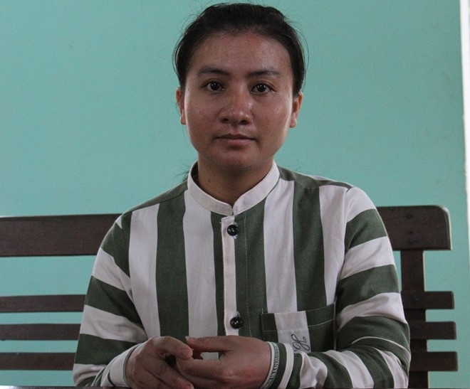 Co gai xinh dep trai long giay phut niu keo tinh cu hinh anh 1