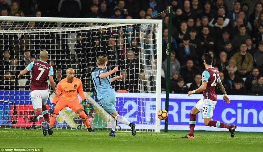 Man City thắng '4 sao', phả hơi nóng vào gáy Liverpool